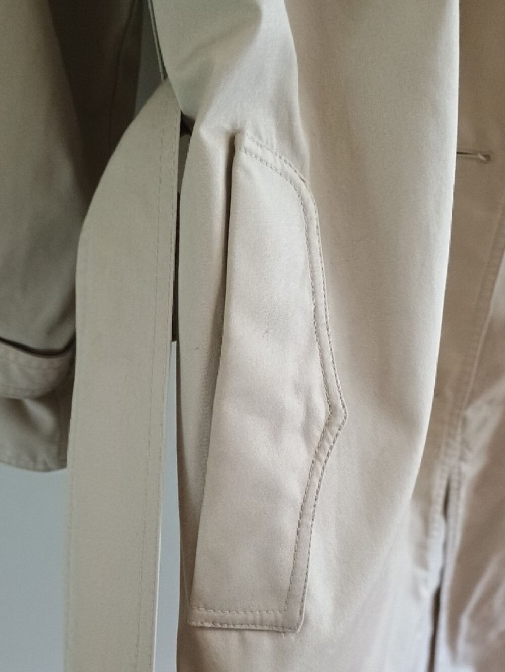 Vintage London Fog Women's Beige Trench Coat - Timeless Double-Breasted Style - Picture 6 of 15